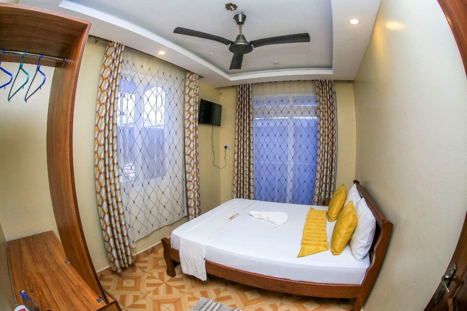 Deluxe Room / Family Suite - Photo 11