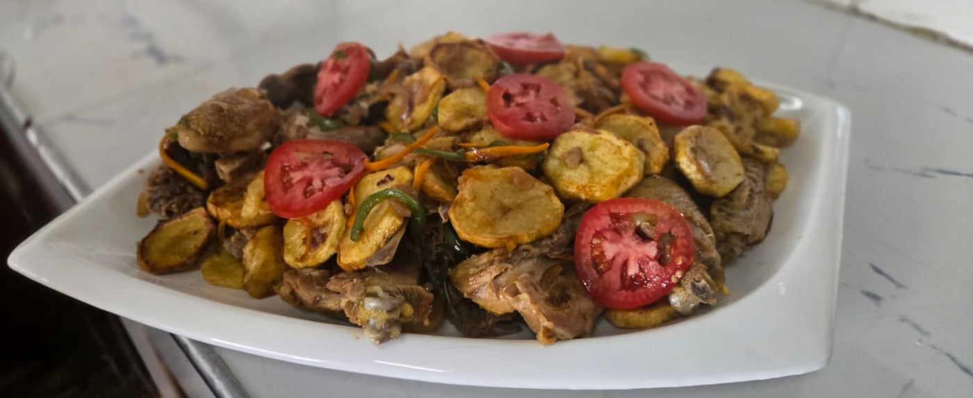 Crispy fried plantains with savoury meat at Lemach Hotel